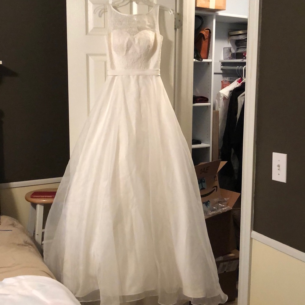 Size 4 Wedding Dress Ivory. New and beautiful. - Picture 6 of 8